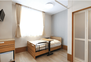 ベッドや棚など個室の病室のイメージ