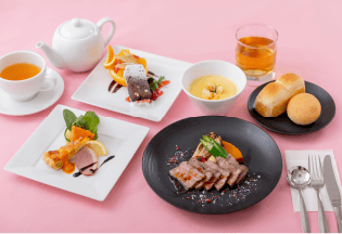 さらにならべられた肉料理やパン、デザートなど