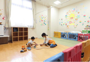 託児所で先生と遊ぶ子供