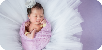 タオルで可愛いく包まれた赤ちゃん